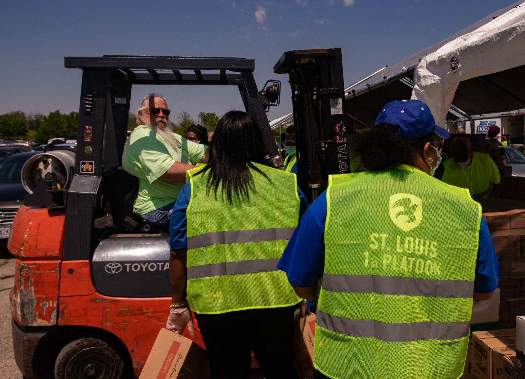 St. Louis region holds largest food distribution for thousands in need